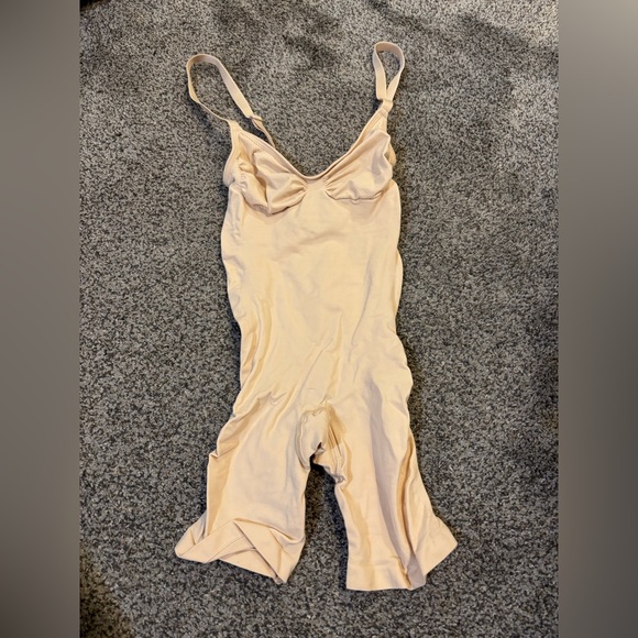 Skims Sculpting Bodysuit Romper - Picture 1 of 3